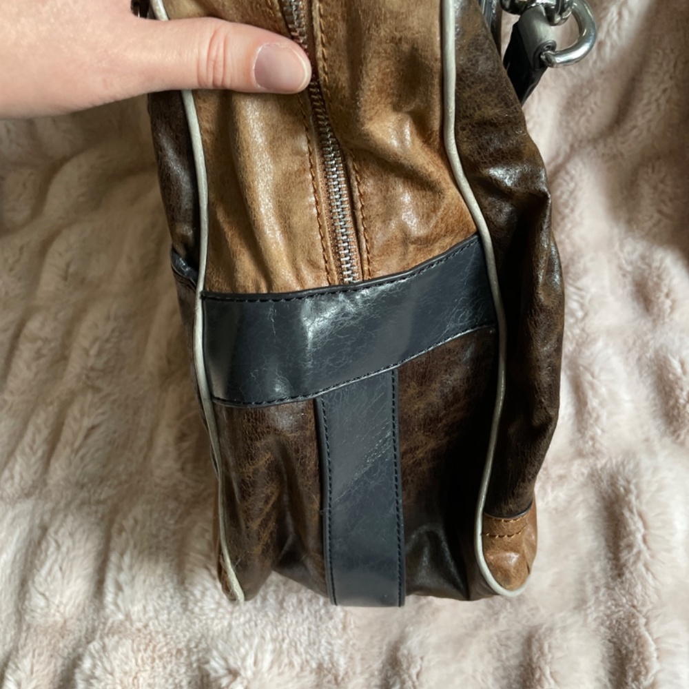 Guess Handbag. - Picture 6 of 8